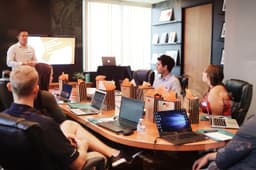 Saudi executives in a boardroom meeting — what Saudi CEOs want from an offshore software development partner